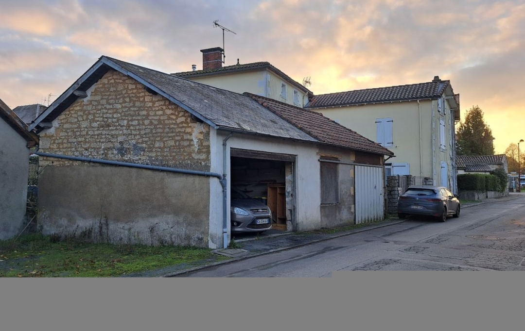 Mathieu CHAMARD - Agence BIEN CHEZ SOI : Garage / Parking | MAZIERES-EN-GATINE (79310) | 34 m2 | 7 000 € 