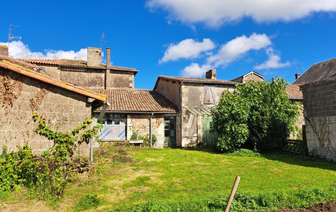 Mathieu CHAMARD - Agence BIEN CHEZ SOI : Immeuble | MAZIERES-EN-GATINE (79310) | 258 m2 | 40 000 € 